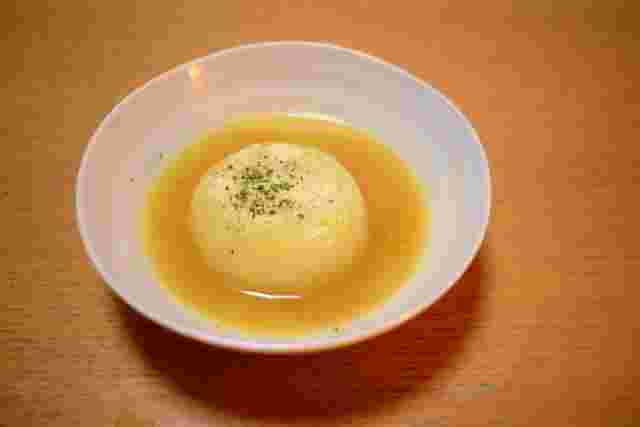 新玉ねぎを丸ごと使ったオニオンスープ