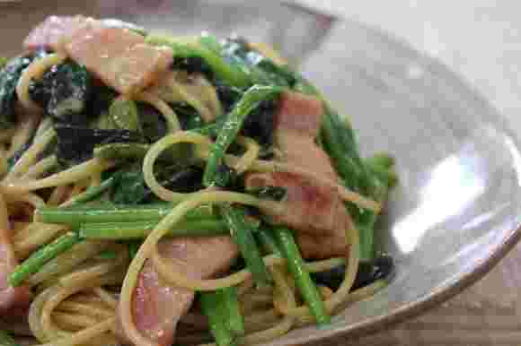 牡蠣醤油を加えたほうれん草とベーコンのクリームパスタ