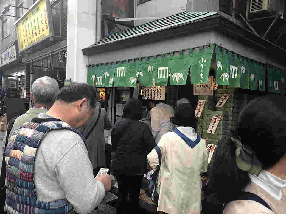 小ざさの店舗前の風景