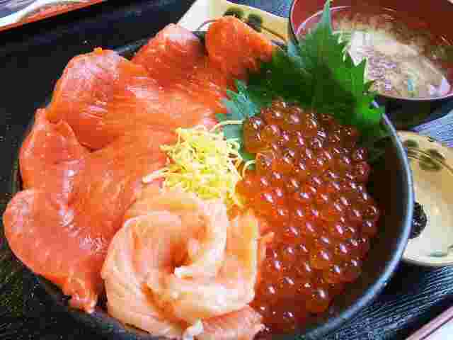 福井で人気の黒いどんぶりに入っているサーモンいくら丼