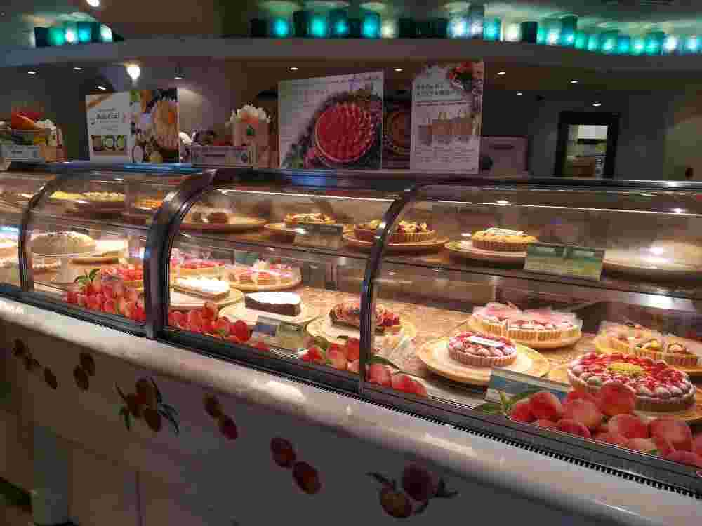 ショーケースに並べられたキルフェボン仙台のタルト