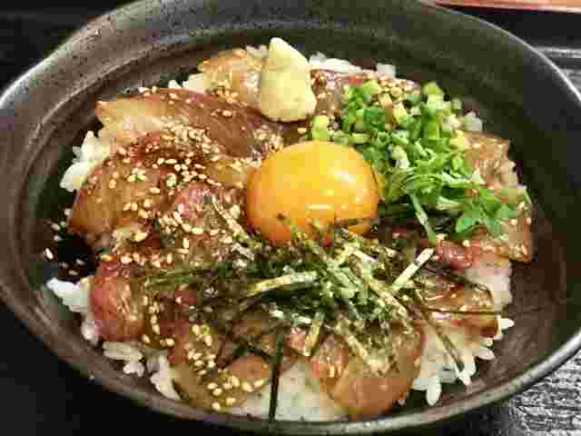 黒い器に盛られたカンパチ丼