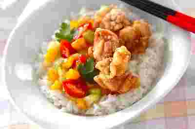 サラダ感覚で食べられるからあげ丼