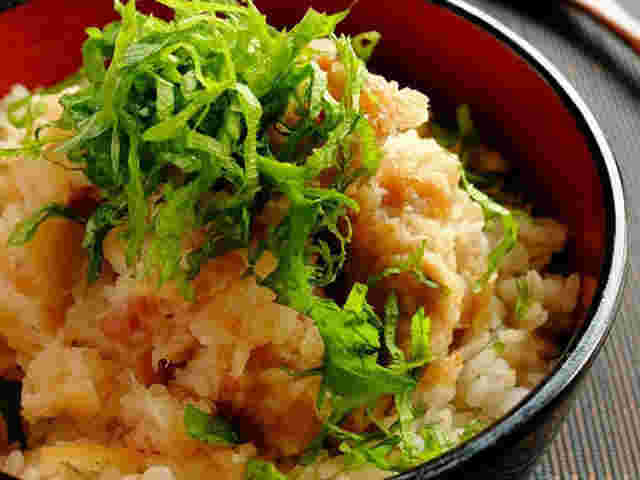 梅と大根おろしがアクセントのからあげ丼