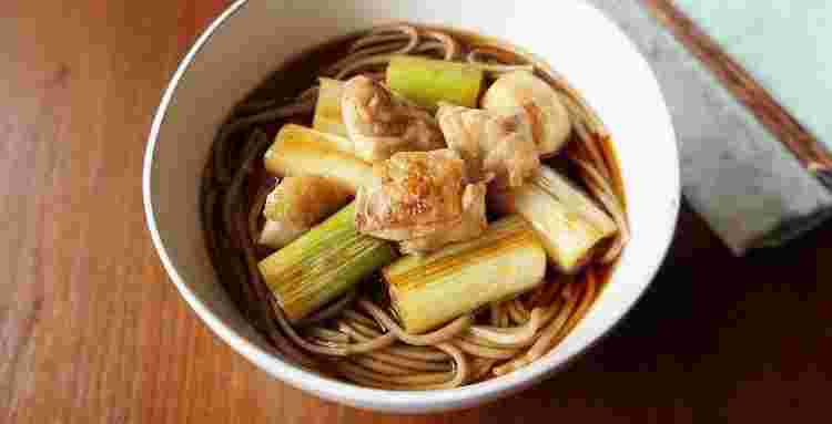 焼きねぎと鶏の香ばし蕎麦