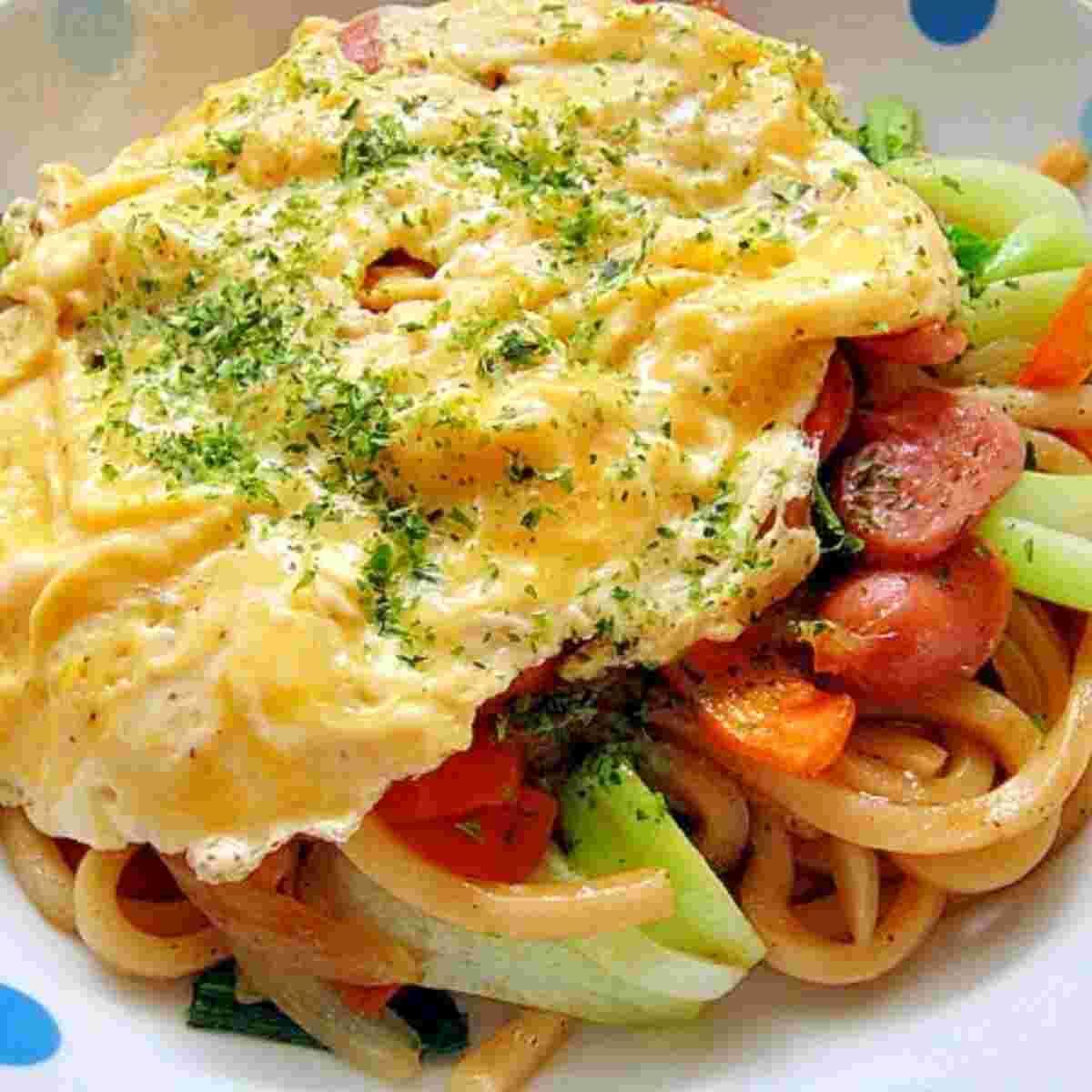 卵を乗せたチンゲン菜とウインナーの焼きうどん