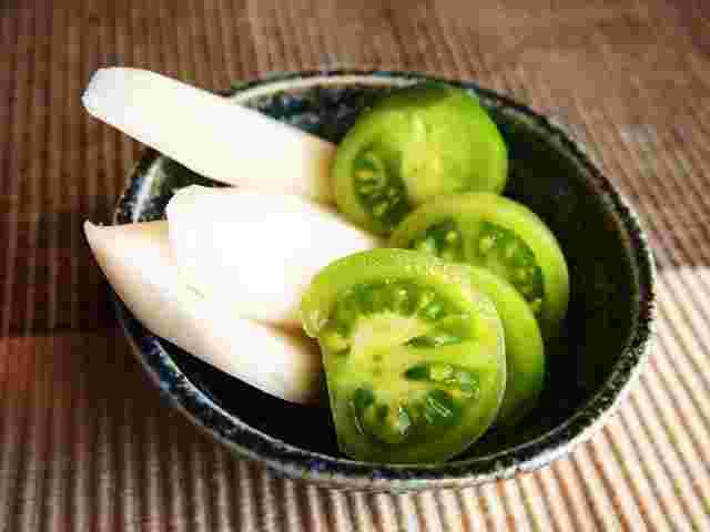 青いトマトのぬか漬け