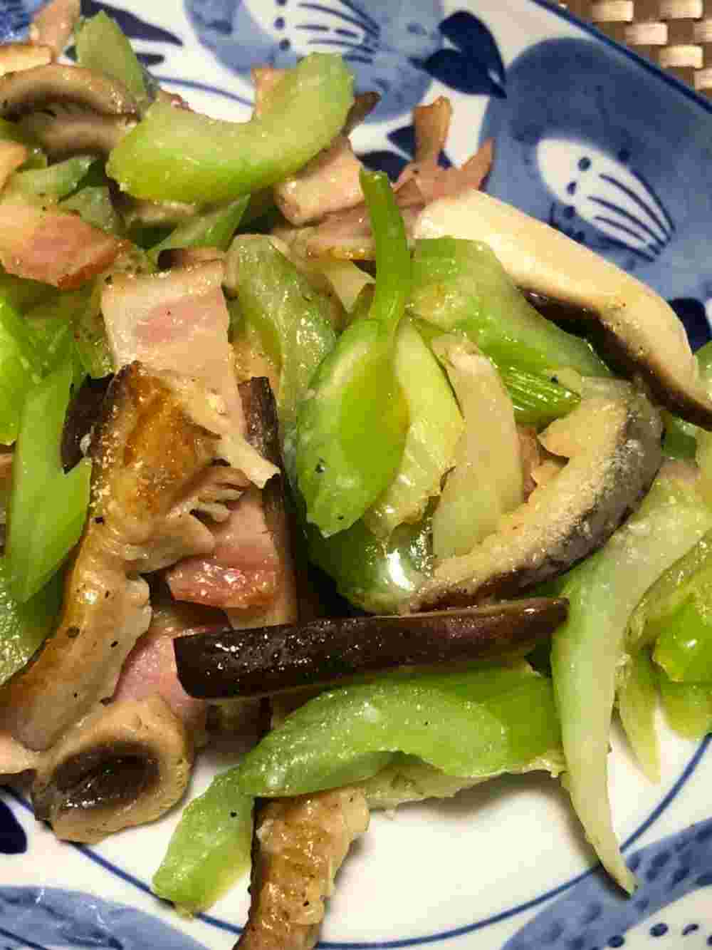 セロリとベーコンのチーズ炒め