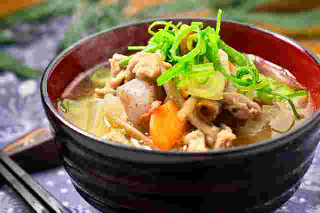 白菜と玉ねぎが入った豚汁レシピ
