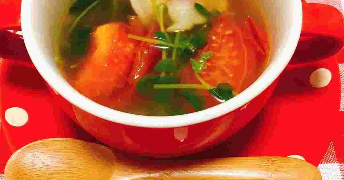 豆苗とトマトとベーコンのスープ