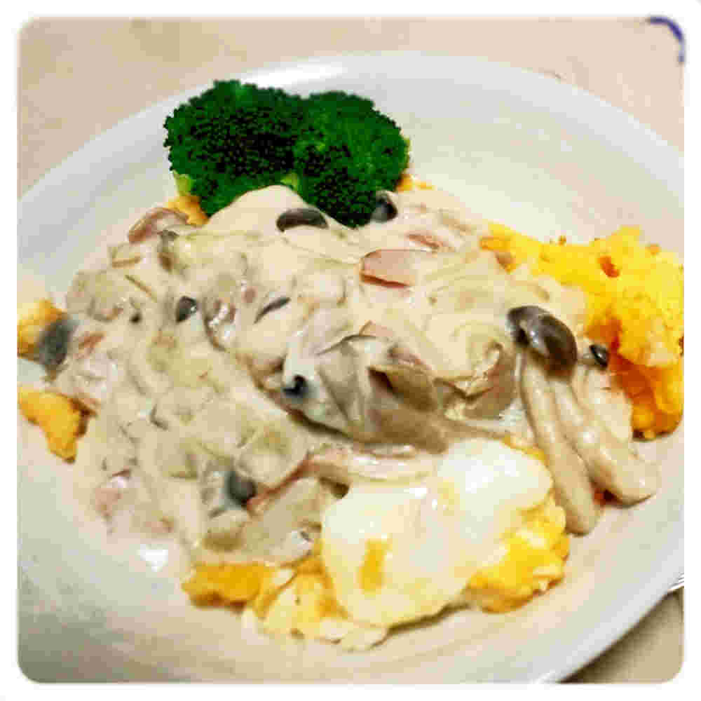 きのことベーコンのクリームオムライス