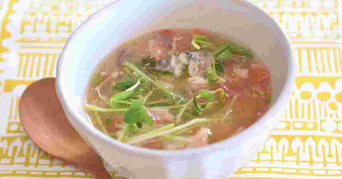 サバ缶と豆苗と押し麦の入ったコンソメスープ