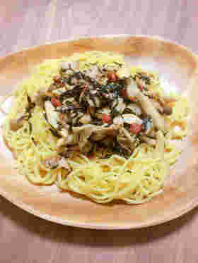 皿に乗った梅ひじきパスタ