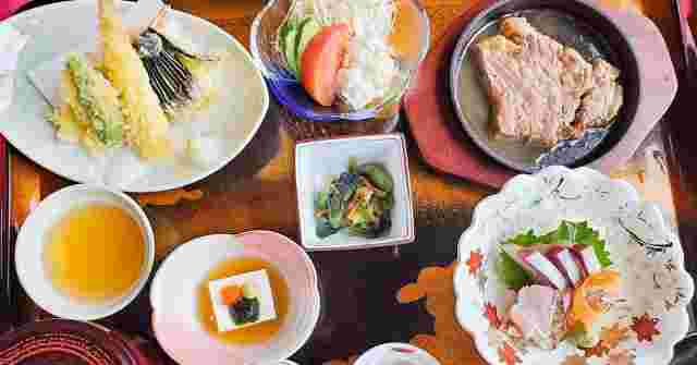 沢山の料理が並ぶ「はまごち」の一例