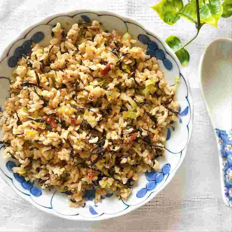 　皿に乗った梅ひじき炒飯