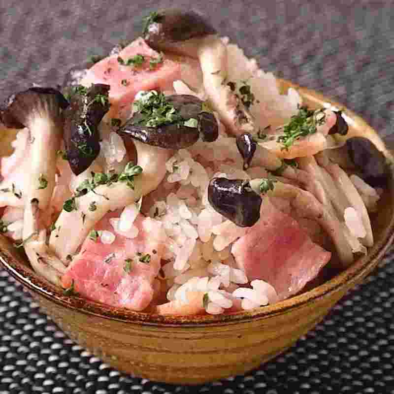 ベーコンとごぼうの炊き込みご飯がお茶碗に盛られている様子