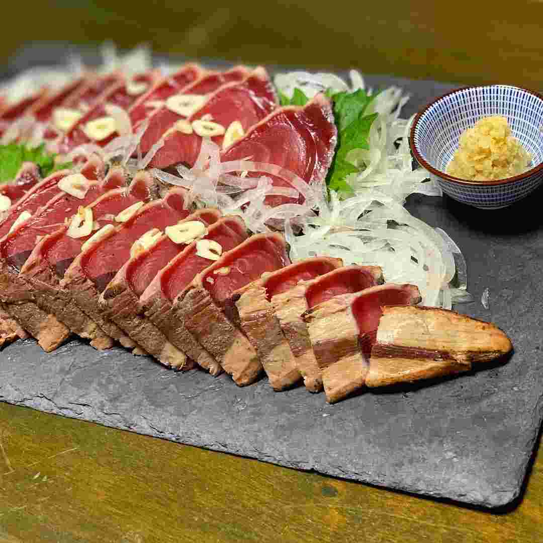 玉ねぎがたっぷり乗ったかつおのたたき