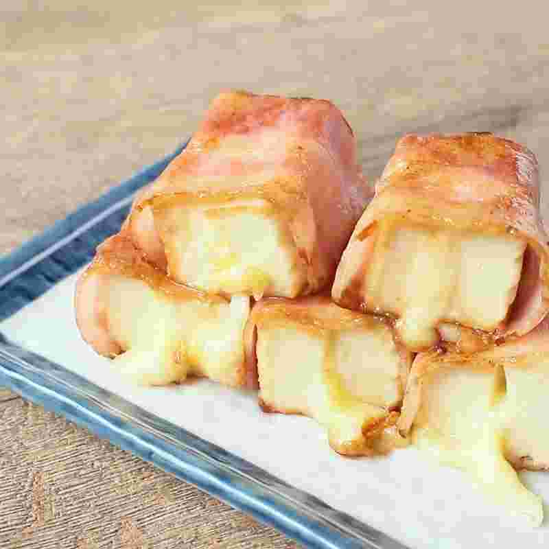 厚揚げとベーコンとチーズの料理がお皿に盛られている様子