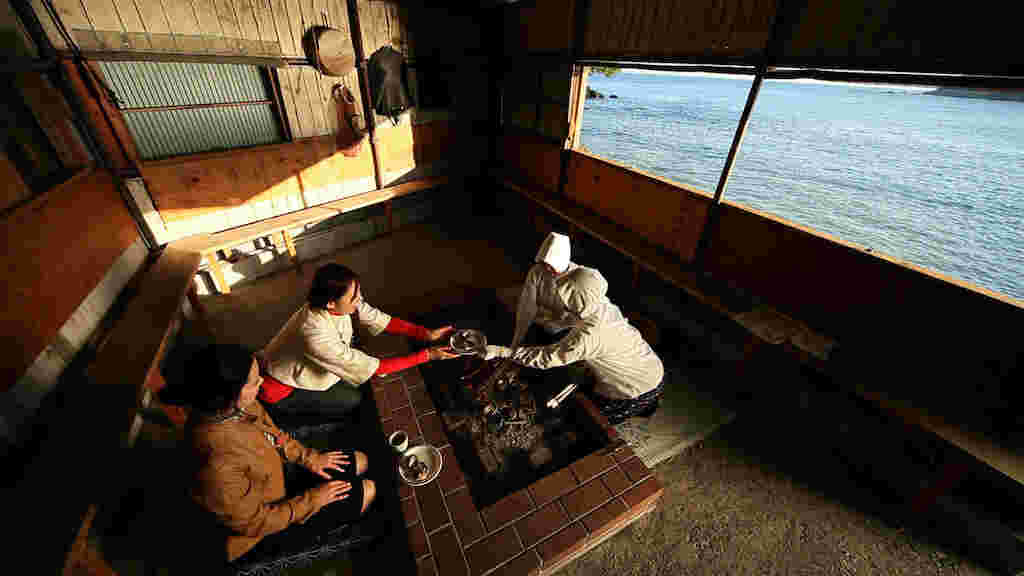 海女小屋体験の様子