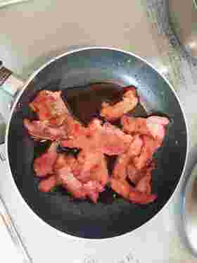 フライパンで焼いているベーコン