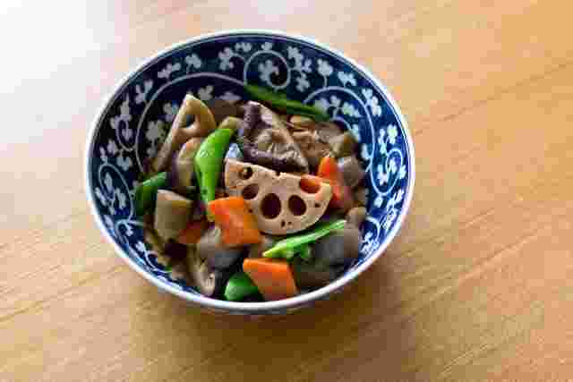 色鮮やかなれんこんとこんにゃくの煮物レシピ