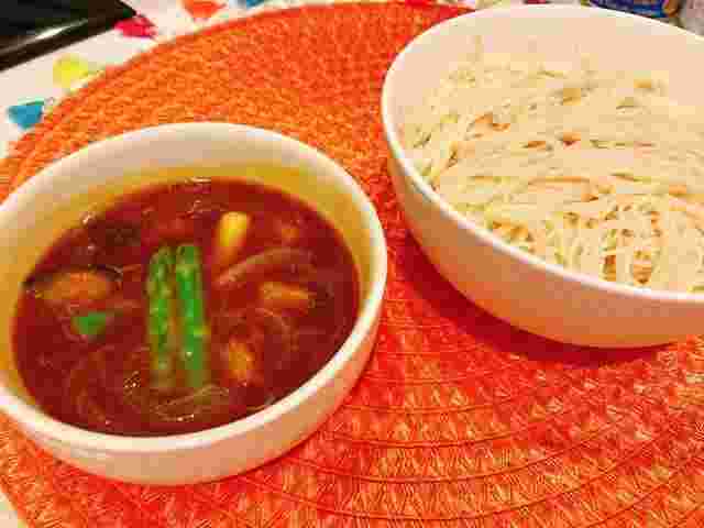 そうめんとカレーが絡まるピリ辛の冷やしカレーつけ素麺