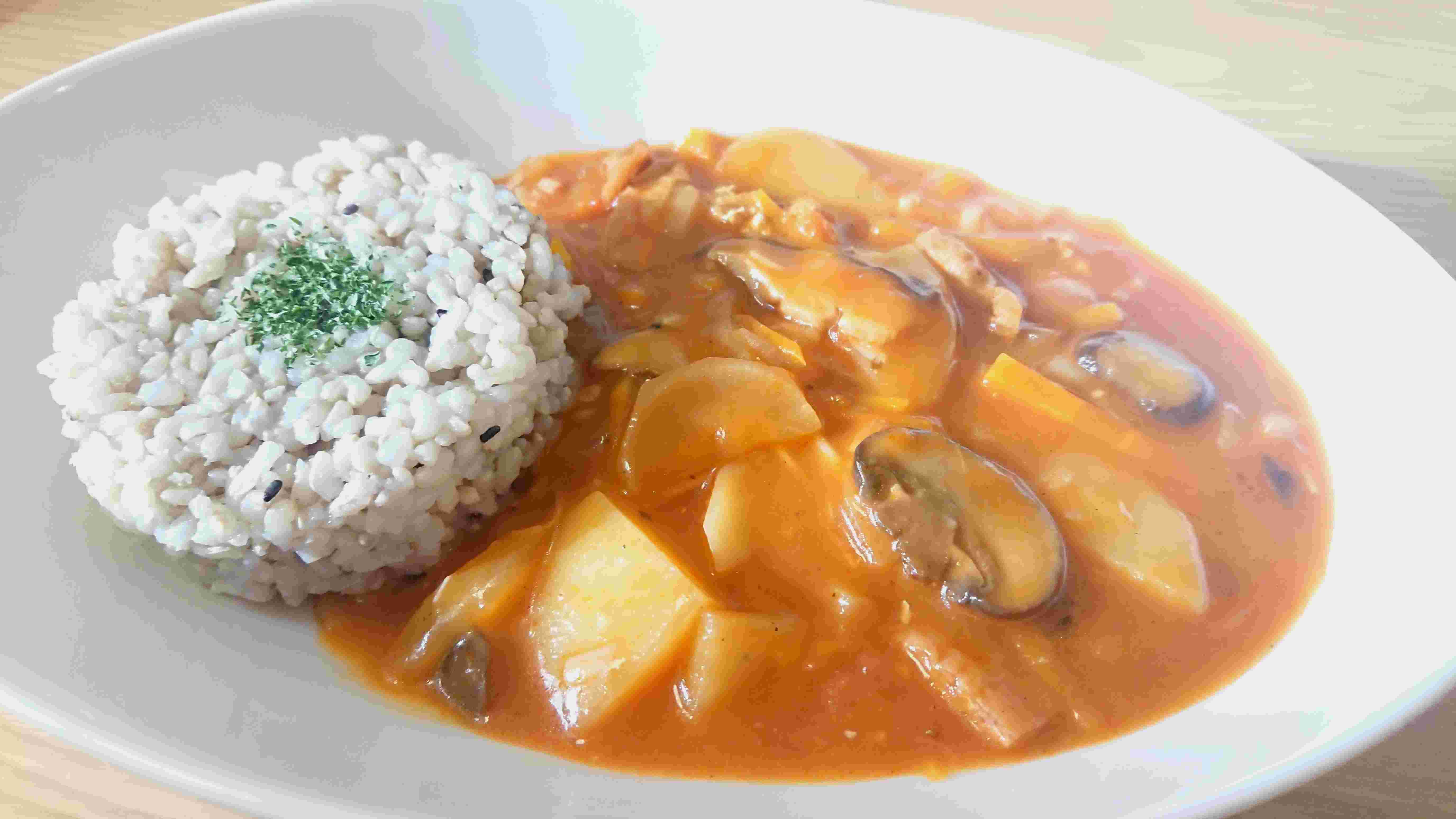 マッシュルームを入れたビーフシチューと添えたご飯