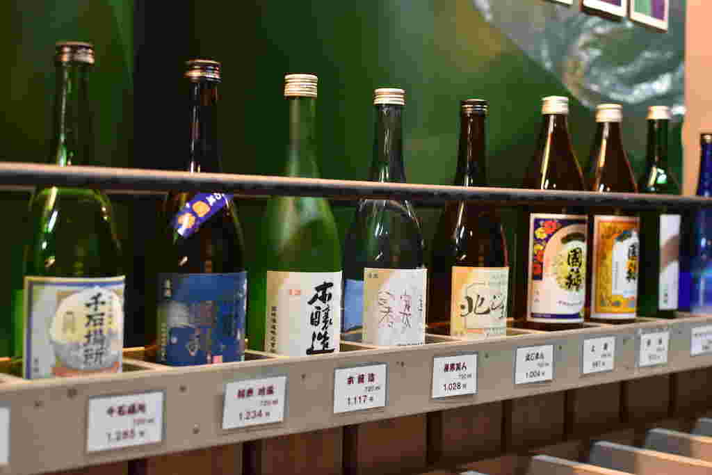 国稀酒造店内の陳列棚