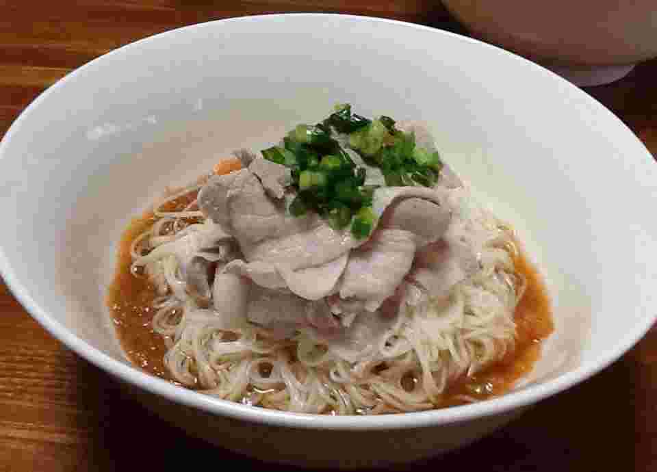 豚バラにんにくぶっかけそうめん