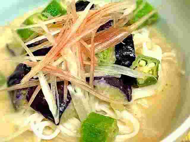 揚げた夏野菜を加えたごまだれそうめん