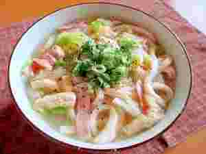 油揚げと粗挽きこしょうがアクセントの洋風白菜あんかけうどん