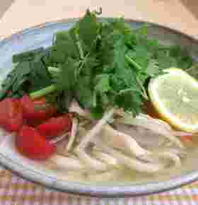 茹で鶏スープのアレンジレシピで作るパクチーうどん