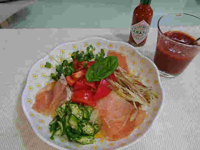 生ハムとオクラが乗ったピリ辛トマトそうめん