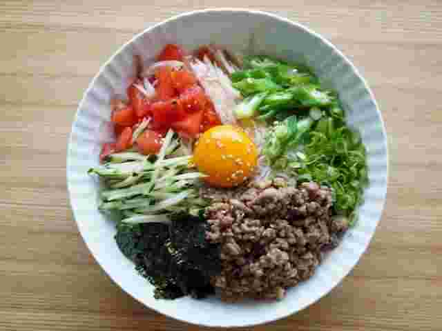 トマトやオクラが乗った混ぜそうめん