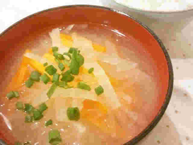 人参と大根を使った味噌汁が食卓に並んでいる様子