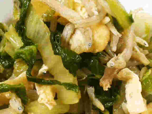 白菜外葉としらすの炒めもの