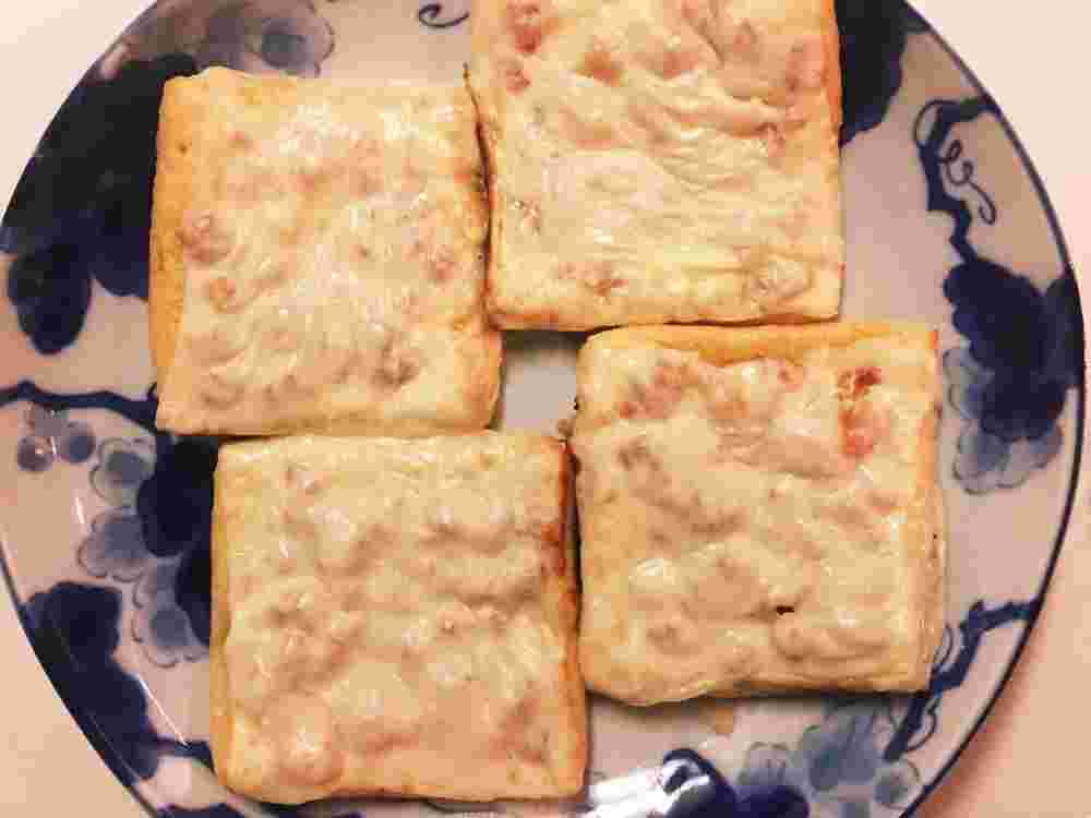 おつまみにぴったりのコンビーフとチーズの油揚げトースト