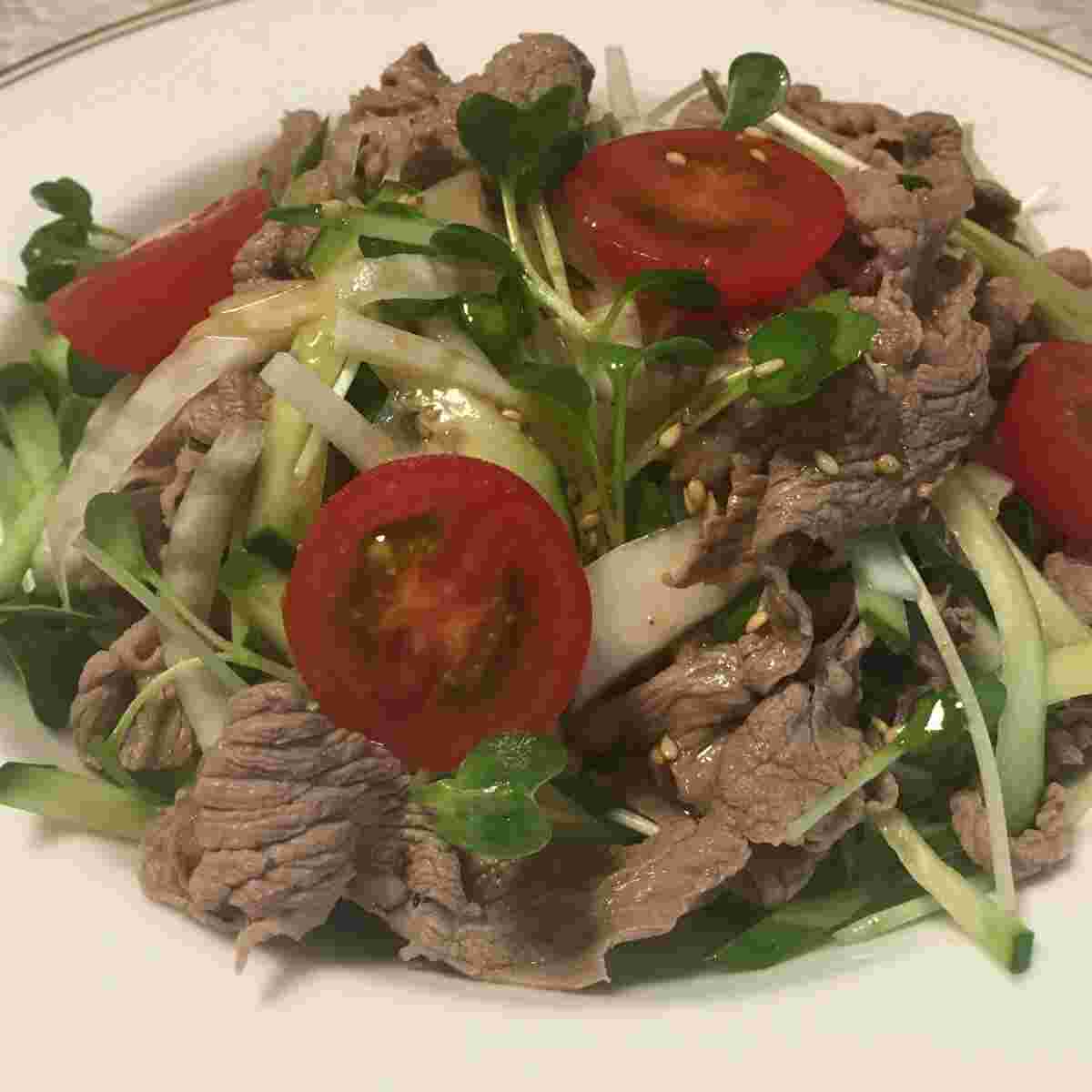 野菜がたっぷりのおかずになる牛しゃぶサラダ