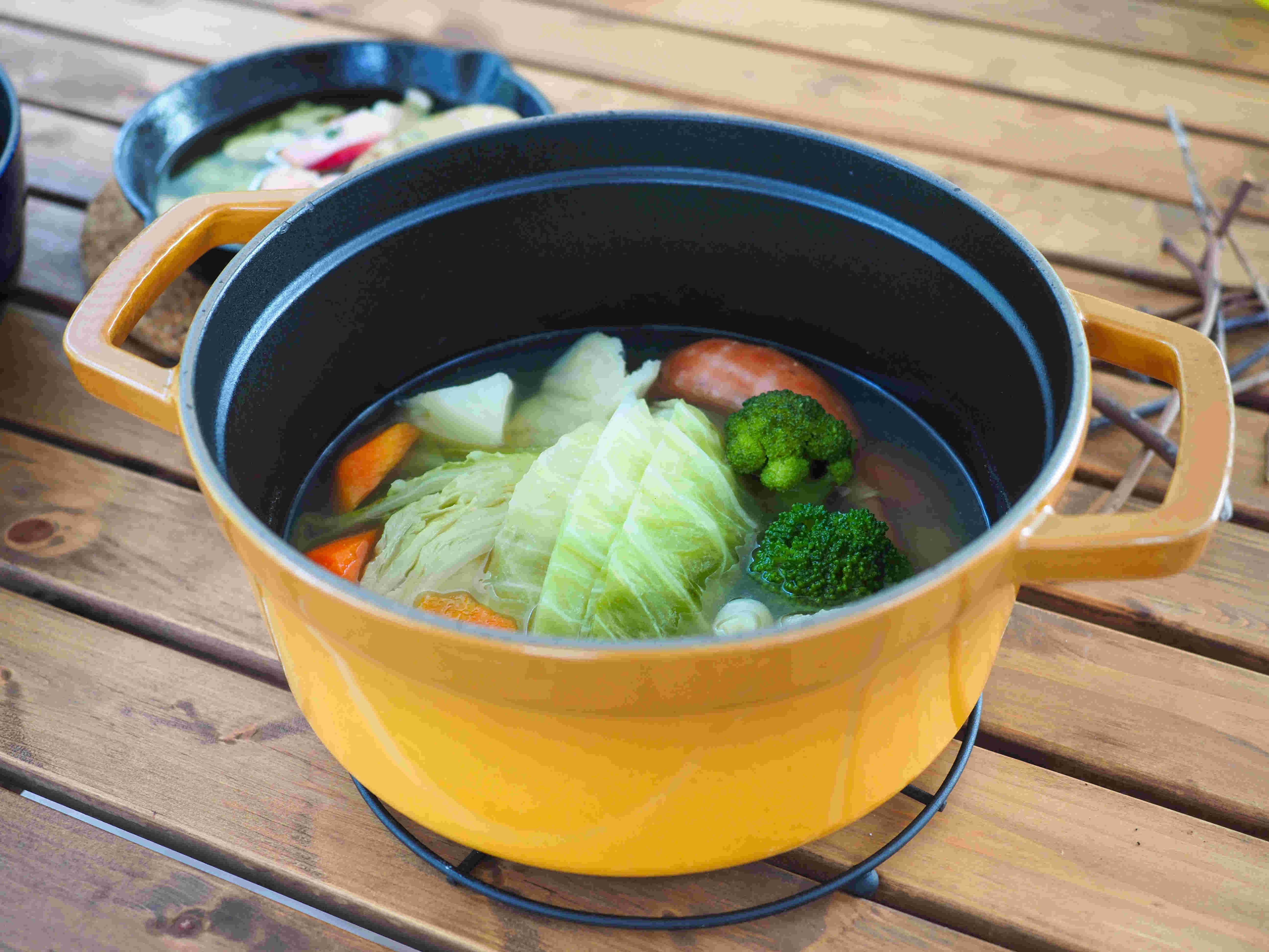 ブロッコリーが入った野菜たっぷりのポトフ