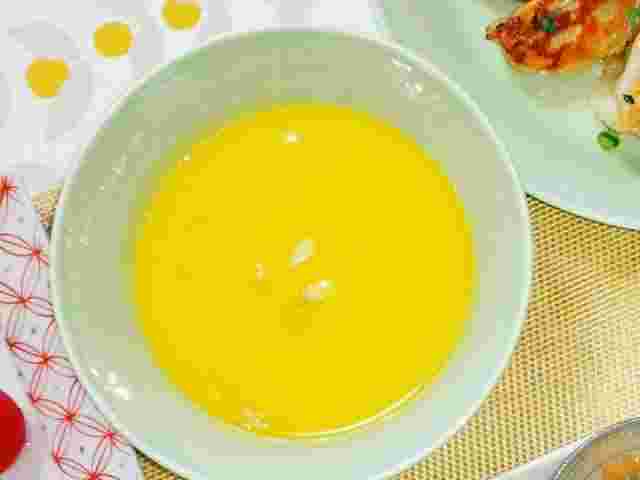 かぼちゃの中華風スープが器に盛られている様子