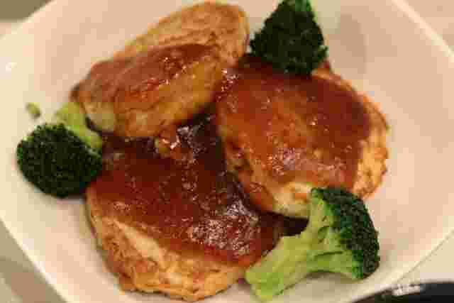 美味しそうなブロッコリー入りのハンバーグ