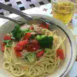 ブロッコリーとパプリカのオイルベースパスタ