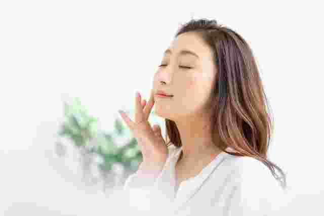 肌に手を添える女性