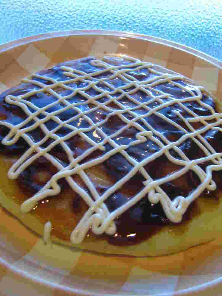 ジャンボサイズのいももちにソースとマヨネーズをかけたお好み焼き風