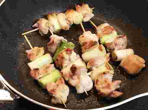 焼き鳥・ねぎまをフライパンで焼いている様子