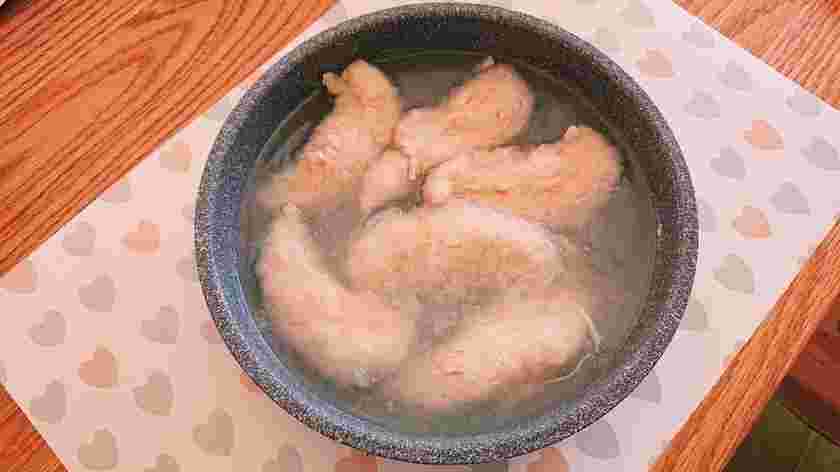 調理中の離乳食用ささみ出汁