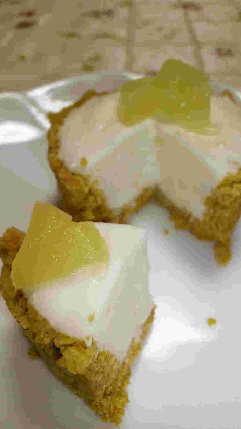 離乳食後期から与えられるコーンフレーク入り赤ちゃんのレアチーズケーキ