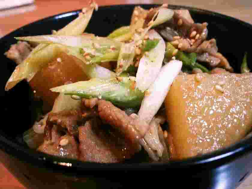 隠し味にオイスターソースを使った豚こまと大根の甘辛煮物
