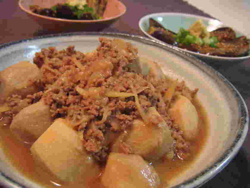 隠し味に味噌バターを使った里芋とひき肉の煮物