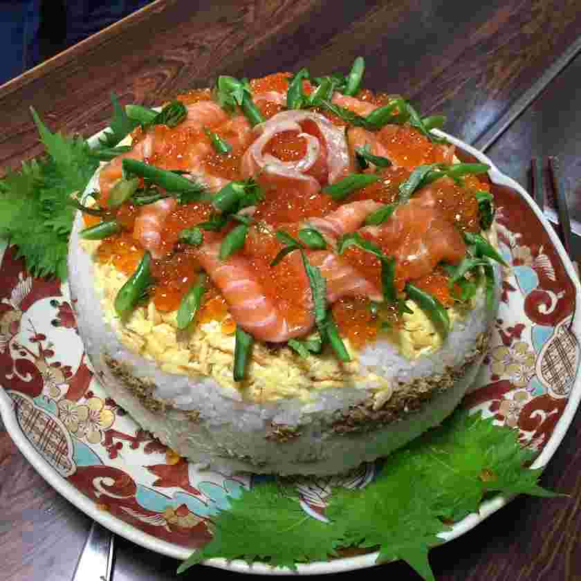 ケーキ風にトッピングした押し寿司